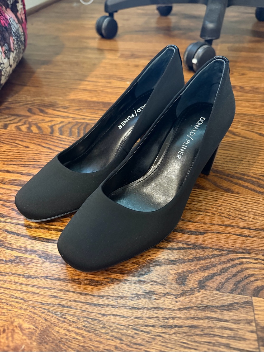 NWT Donald J. Pliner Matte Black Round-Toe Pumps